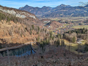Blick über den Stausee über das Inntal auf die westlichen Chiemgauer Gipfel.jpg