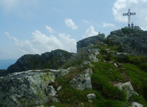 Der Gipfel der Henne. Im linken Bereich der letzte Teil des Klettersteigs mit dem Gipfelgrat.