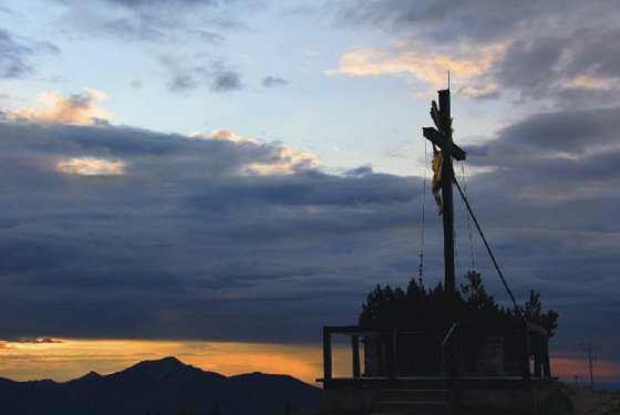 Prächtiges altes Gipfelkreuz des Wank mit Einfriedung vor dem Abendhimmel
(Juni, 20.18 Uhr, 1/320 sec, f11, F30 mm).