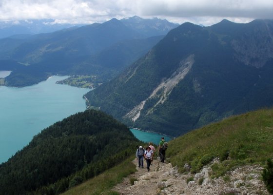 Blick vom Gipfel des Jochbergs auf den Walchensee und das Estergebirge