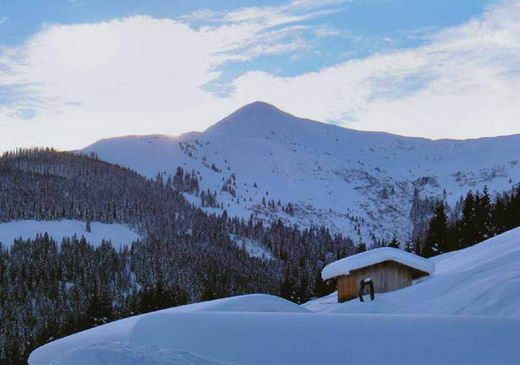 Blick von der Terrasse beim Gasthaus nach Südwesten. Der Berg im Hintergrund ist das Schweigberghorn.