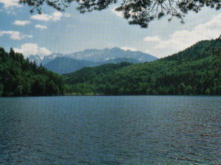 Der Hechtsee, mit dem mächtigen Massiv des Wilden Kaisers im Hintergrund, ist der größte der vier Kufsteiner Seen.