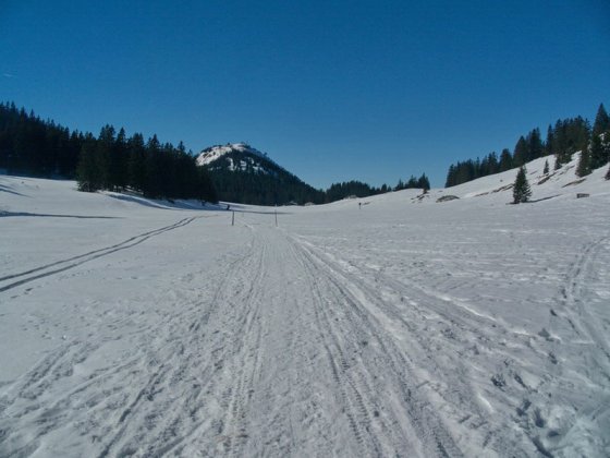 Der Gipfel der Hochries mit der Hochrieshütte ist das höchste Ziel dieser Tour. Das Foto entstand auf dem Riesenplateau, einige Minuten hinter der Riesenhütte.