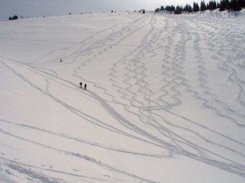 Die Skifahrer haben ihre Spuren vom Rauhkopf hinterlassen