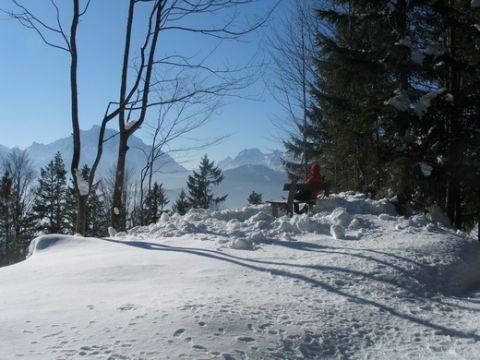 Auf dem Gipfel, etwas abseits der Hütte, laden mehrere Bänke zum Sonnen ein.
