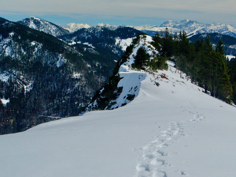 Der Ostgrat des Gipfels fällt links steil ab.