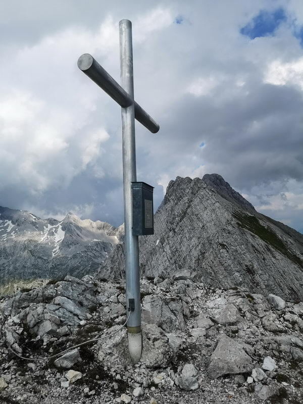 Das Gipfelkreuz der Sunntigerspitze, dahinter die Brantlspitze