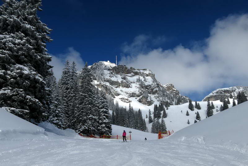 Oberes Ende der zum Aufnahmezeitpunkt für Skifahrer gesperrten Wendelstein-Westabfahrt