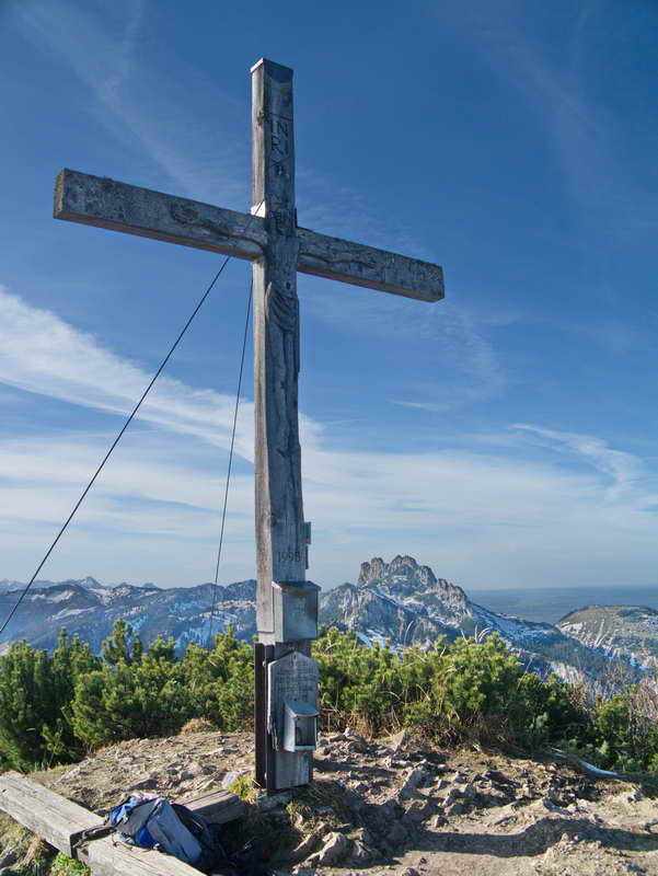 Gipfelkreuz der Hochplatte, im Hintergrund die Kampenwand
