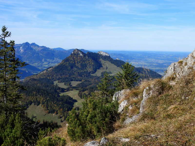 Vom Kamm oberhalb der Brandlbergalm fällt der Blick zum Heuberg