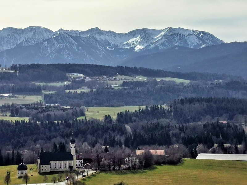 Blick vom Irschenberg auf das Mangfallgebirge, vorne Wallfahrtskirche Wilparting