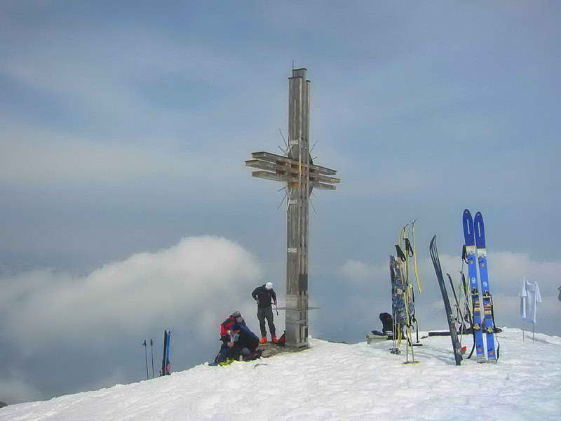 Das mächtige Gipfelkreuz ist um die acht Meter hoch